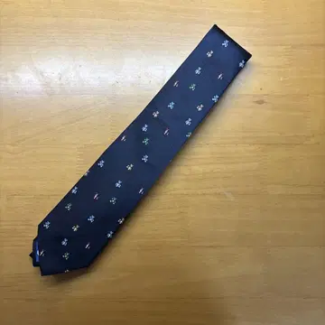 곰 자수 네이비 실크 넥타이