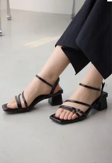 호리타 아카네 씨 착용 아이템 내로우 벨트 버클 샌들