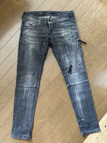 지퍼 달린 슬림핏 데님 팬츠 그레이