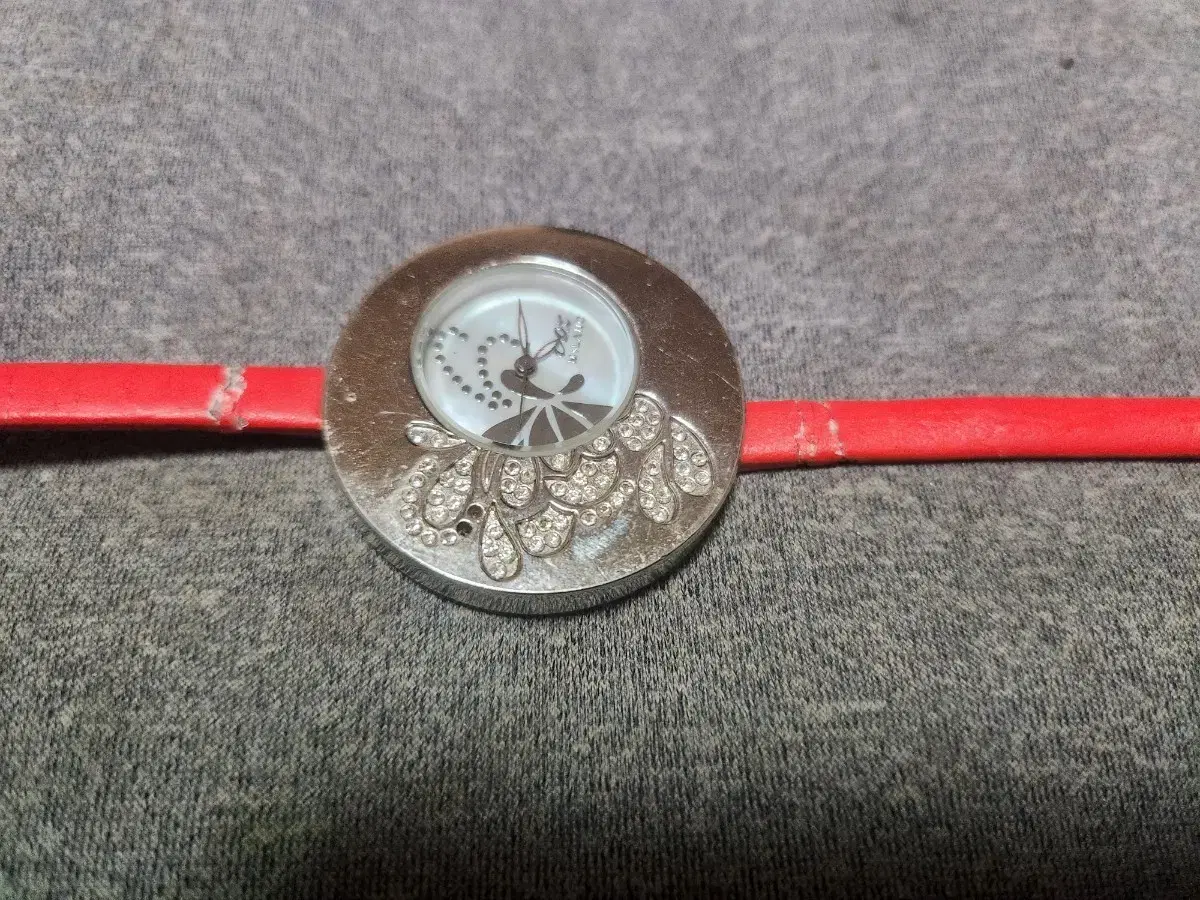 Red strap cubic decorated women's wristwatch cubic missing