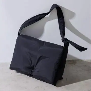 [ 새상품급 ] GALLARDAGALANTE Hoaw. 패딩 숄더백 블랙