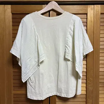 [ 새상품급 ] CLOCHE 아이보리 플레어 슬리브 소매 티셔츠