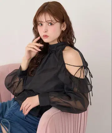 NICE CLAUP 백리본 아메스리 블라우스 블랙