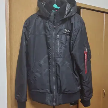 Alpha Industries 블랙 MA-1 자켓