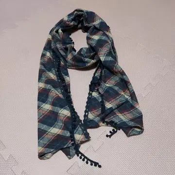 네이비 계열 체크 무늬 프린지 머플러