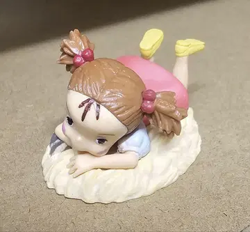 여아 피규어 엎드린 자세