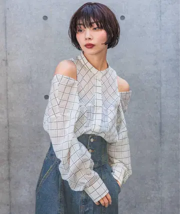 오프숄더 체크 무늬 긴팔 셔츠
