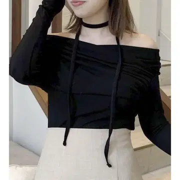 dazzlin 초커 포함 오프숄더 긴팔 상의