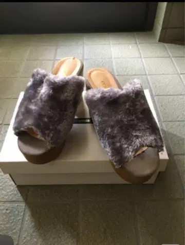 그레이 퍼 하이힐 뮬