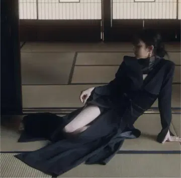 melt the lady gripping heavy skirt