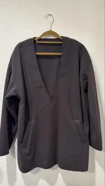 JEANASIS 다크 그레이 V넥 스웨터