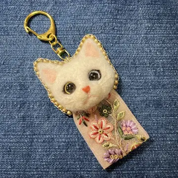 양모 펠트 화이트 고양이 오드아이 참 인도 자수 리본 디자인 핸드메이드