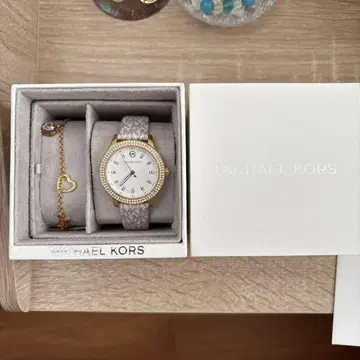 MICHAEL KORS 화이트 다이얼 시계