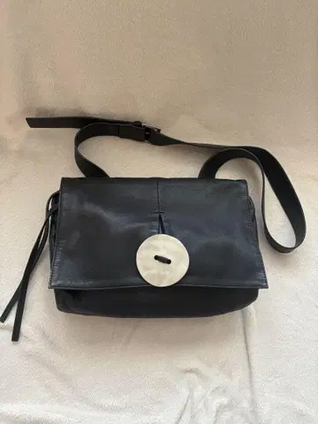 kawakawa 숄더백 가죽 조개 버튼 블랙