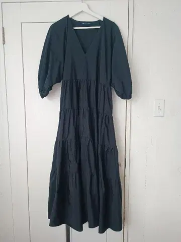 ZARA 다크 그레이 V넥 티어드 원피스
