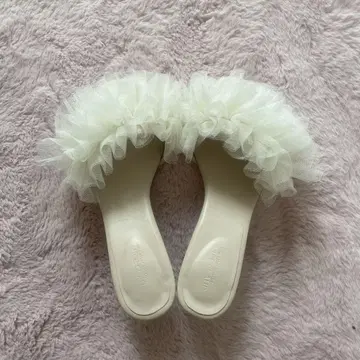 nice claup 프릴 장식 화이트 샌들