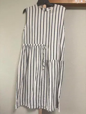 HENRIK VIBSKOV 스트라이프 슬리브리스 원피스