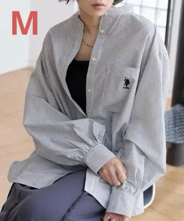 유에스플로어슨 원포인트 자수 볼륨 슬리브 밴드 카라 긴팔 셔츠