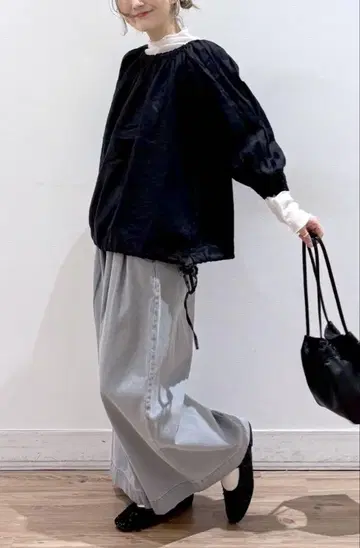 내추럴 바이 클립 린넨 트윌 개더 블라우스