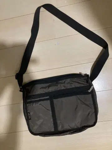 엘레쎄 다크 브라운 나일론 숄더백