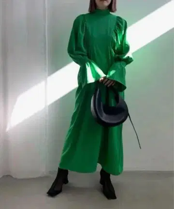 AMERI 그린 하이넥 롱 드레스