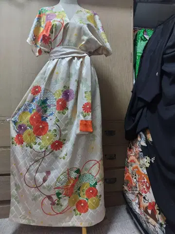 후리소데 실크 리메이크 원피스입니다.