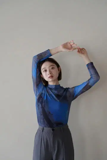 uenui 우뉴이 마블 하이넥 시어 탑 블루 프리 사이즈