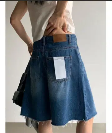 데님 블루 프린지 밑단 하프 팬츠