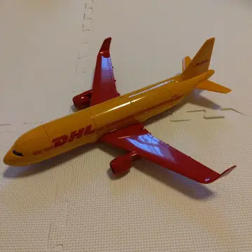 DHL 항공기 옐로우 컬러와 빨간색