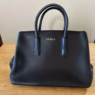 FURLA 블랙 토트백 골드 로고