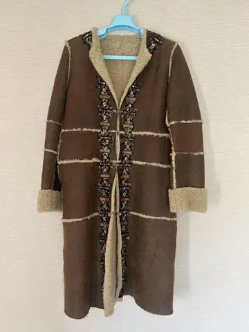 비즈 장식 브라운 무스탕 코트