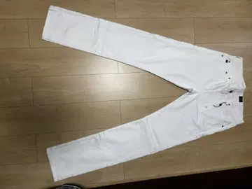 화이트 슬림핏 데님 팬츠