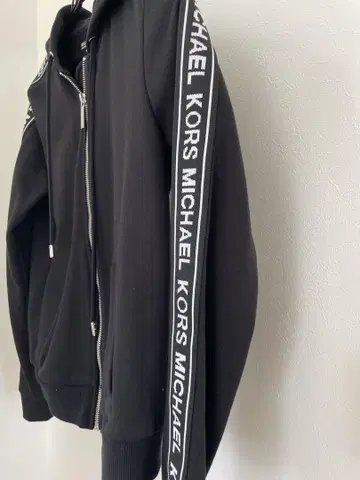 MICHAEL KORS 블랙 풀 집업 후드티