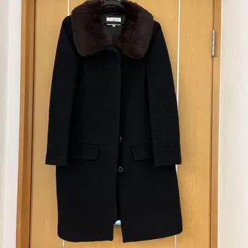 퍼 카라 부착 블랙 롱 코트
