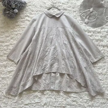 스탬프 앤 다이어리 라운드 칼라 플레어 절개 블라우스 그레이 베이지