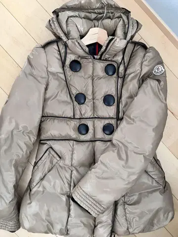 [컨디션 최상] MONCLER 후드 부착 다운 자켓