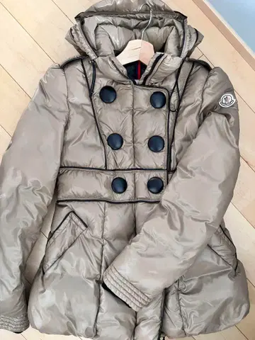 [컨디션 최상] MONCLER 후드 부착 다운 자켓