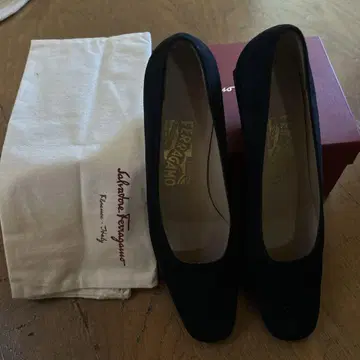 Ferragamo 블랙 스웨이드 펌프스