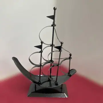 검은색 배 모형 금속제 깃발 포함
