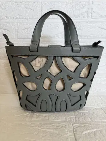 ZARA 그레이 컷 아웃 디자인 핸드백