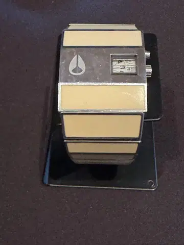 Nixon 디지털 손목시계 크림색