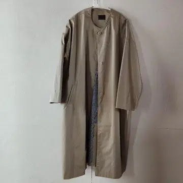 베이지 롱 코트 버튼 포함