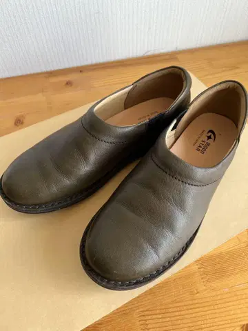 문스타 슬로우팩토리 가죽 슬립온 올리브