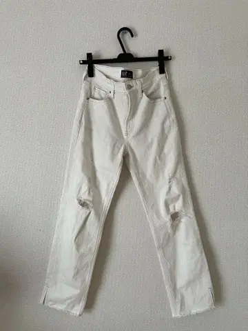 화이트 데미지 가공 플레어 팬츠