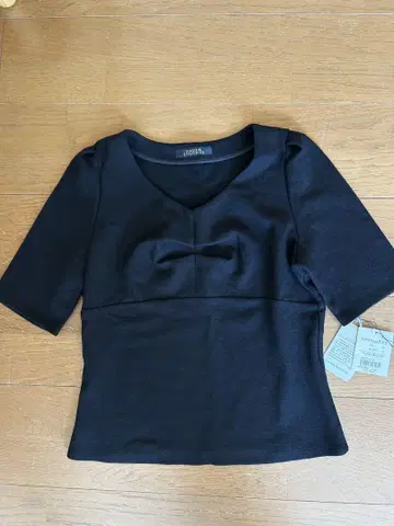 MADAM JOCONDE 블랙 반팔 울 상의