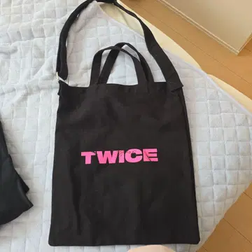 TWICE 토트백 블랙 컬러 핑크 로고