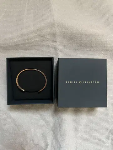 DANIEL WELLINGTON 골드 오픈 뱅글