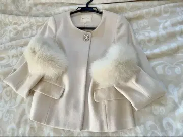 아이보리 퍼(fur) 달린 숏 자켓