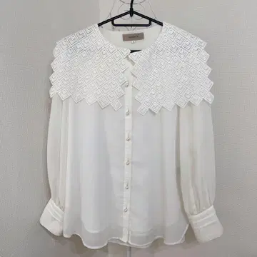 JUSGLITTY 레이스 빅 칼라 펄 버튼 블라우스 워셔블