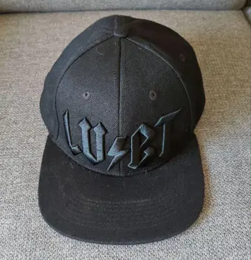 블랙 엠보싱 로고 야구 모자